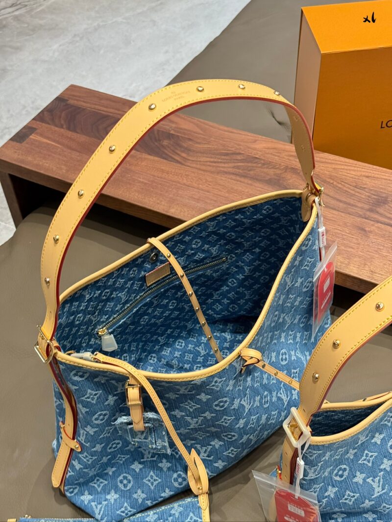0503a7695c.jpg 275290 Cowboy
This is simply my favorite bag!!
LV24 Limited Edition Denim Cowboy Carryall
Denim denim material is super lightweight and has a great concave shape
The vegetable tanned leather of the shoulder strap adopts this series of classic+rivet...