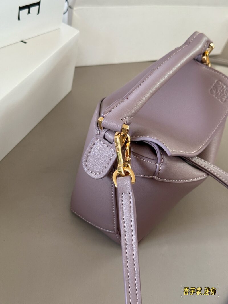 0510410490.jpg 235 box
Size: 18 * 10cm (mini)
Loewe Geometry Package Puzzle
Truly cannot be missed,
?? Cowhide quality!
Completely hold on!
Even high-level ones have to overflow