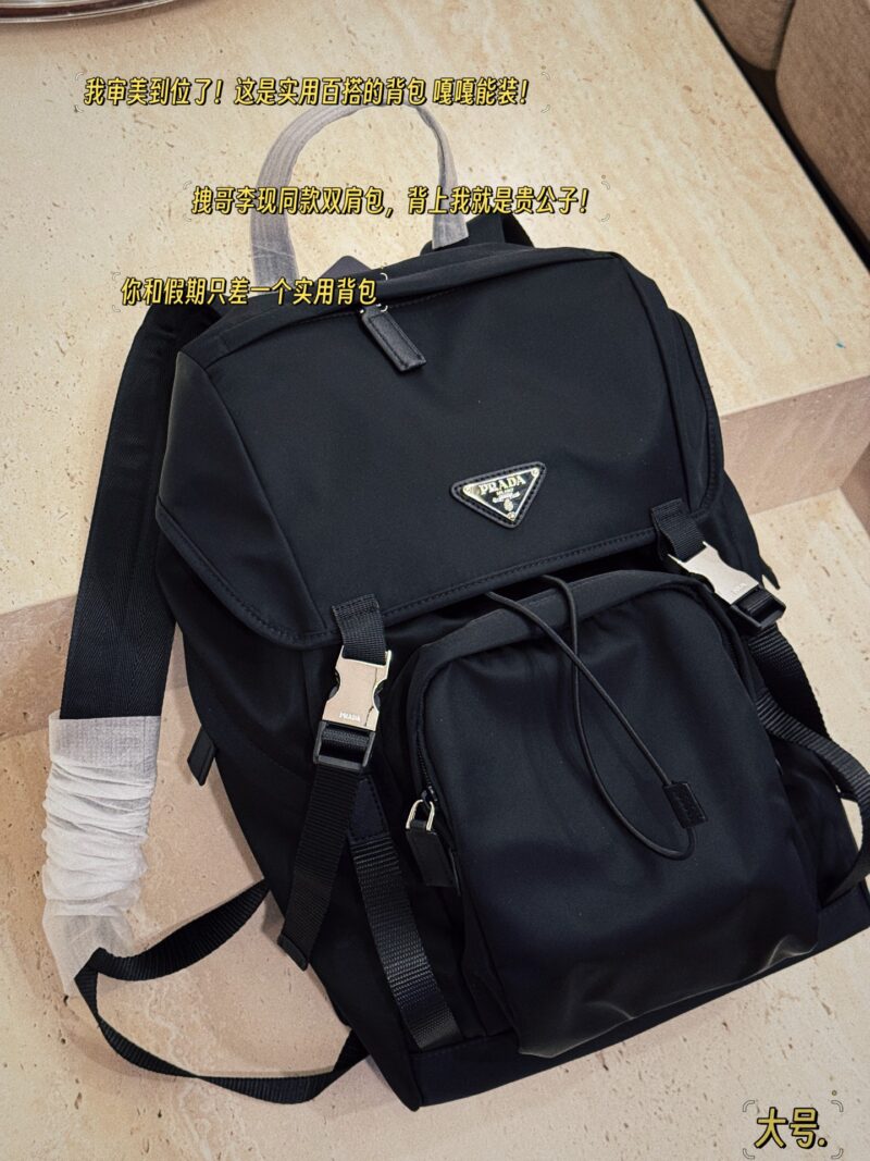 0543f1b4a8.jpg 245275 without box
Size: 27 * 45cm (large)
26 * 37cm (small)
Brother, get the same style now!
Practical and handsome, while strolling around with a strong presence
Prad backpack/tactical bag