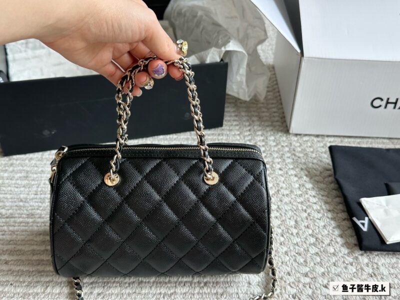 Chanel Boston P260
Chanel 25P Bowling Bag Elegant Beauty
#The bag is not duplicated, Chanel black with white border Boston 25P bowling ball 6 Boston! Carrying a crossbody, both phones can fit in! Still comfortable and durable, the market is very obvi...