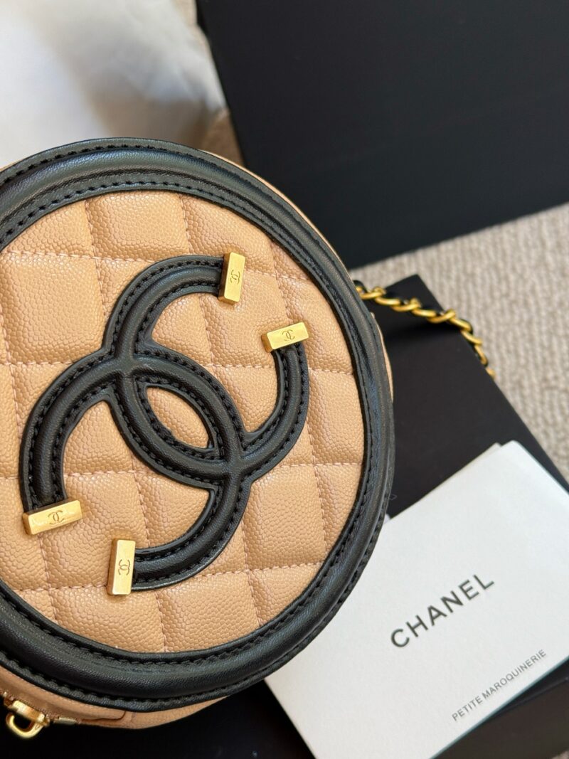 054ef6e8bf.jpg 185 boxes
size:13*8cm
My Chanel small round cake
It's really mini! It looks great too!
But don't worry, basic items such as keys, lipstick, wireless headphones, and change can all be put in drops!