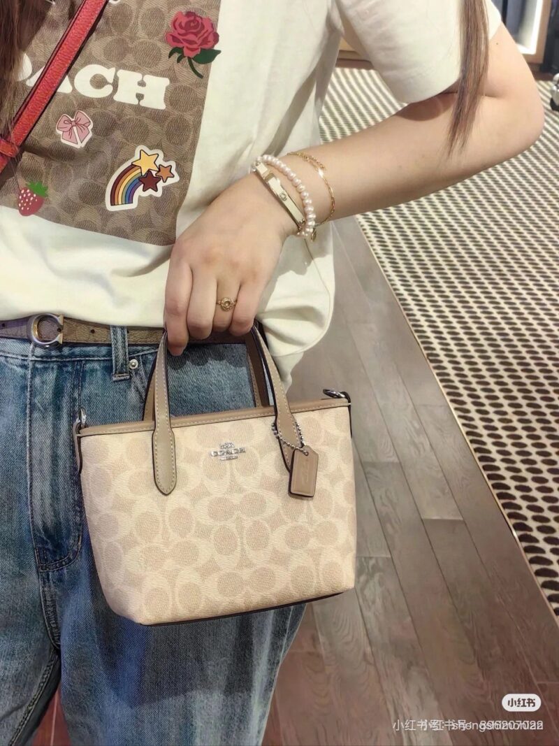Commuter Versatile Bag Coach
Coach mini city tote
The mini tote in September is too cute, isn't it
A stylish and practical small bag paired with a wide plant-based shoulder strap
Match with various shapes cool and cute # coach new style # favorite ba...