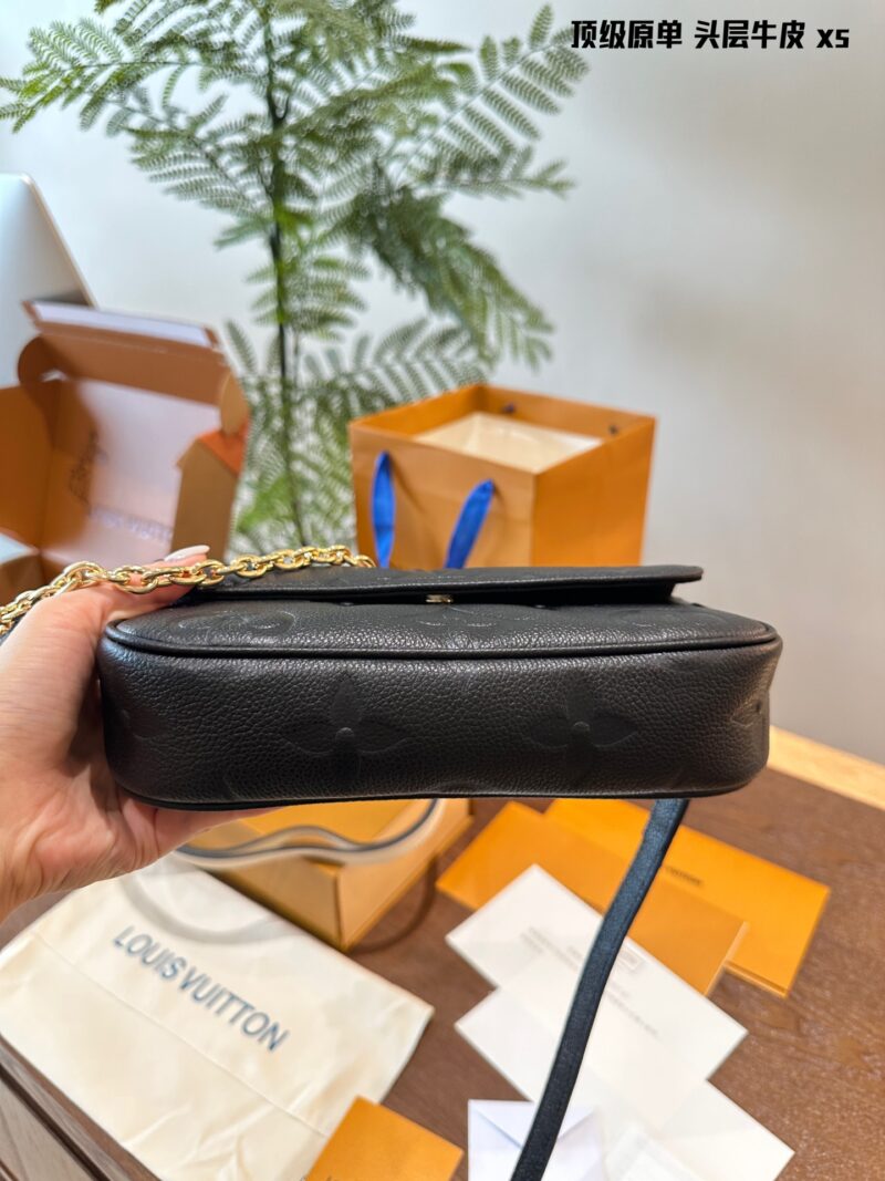 First layer cowhide original single p330
Cute bag shape yet full of elegant temperament folding box! Size 22.11
Lv Ivy Mahjong Bun
Cute bag shape yet full of elegant temperament combined with exquisite and fashionable chain underarm back
A crossbody...