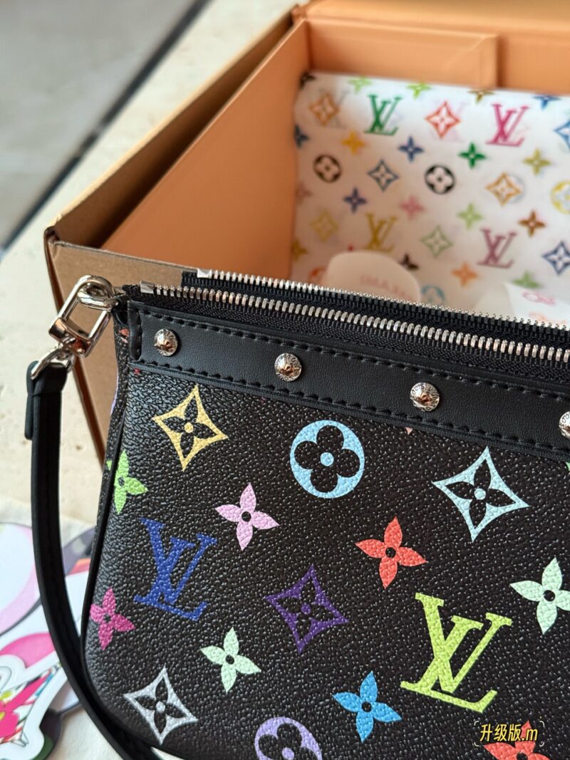 260 box upgrade version m
size：22*13cm
L Murakami Takashi | Black Tri Color Mahjong Bun
Finally arrived!
Mahjong bag shoulder strap, armpit back looks great!
Who really sees who falls in love
The feeling of sinking at a glance upon seeing the physi...