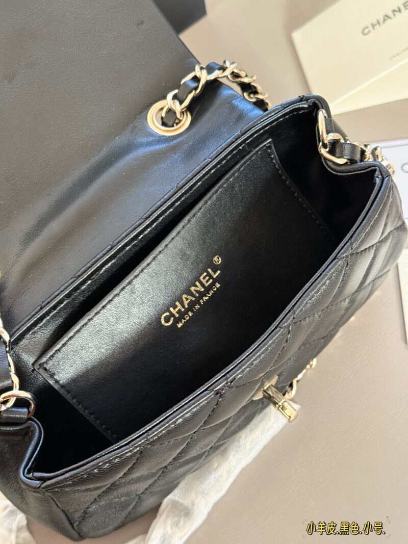 275, 280 box top lambskin
Size: 20 * 12cm (small size)
22 * 14cm (large size)
25S Treasure Black Horse
Xiaoxiangjia Mini CF~
There is this cute and cost-effective little one available
Black lambskin+light gold swivel buckle
Chanel's most classic conf...