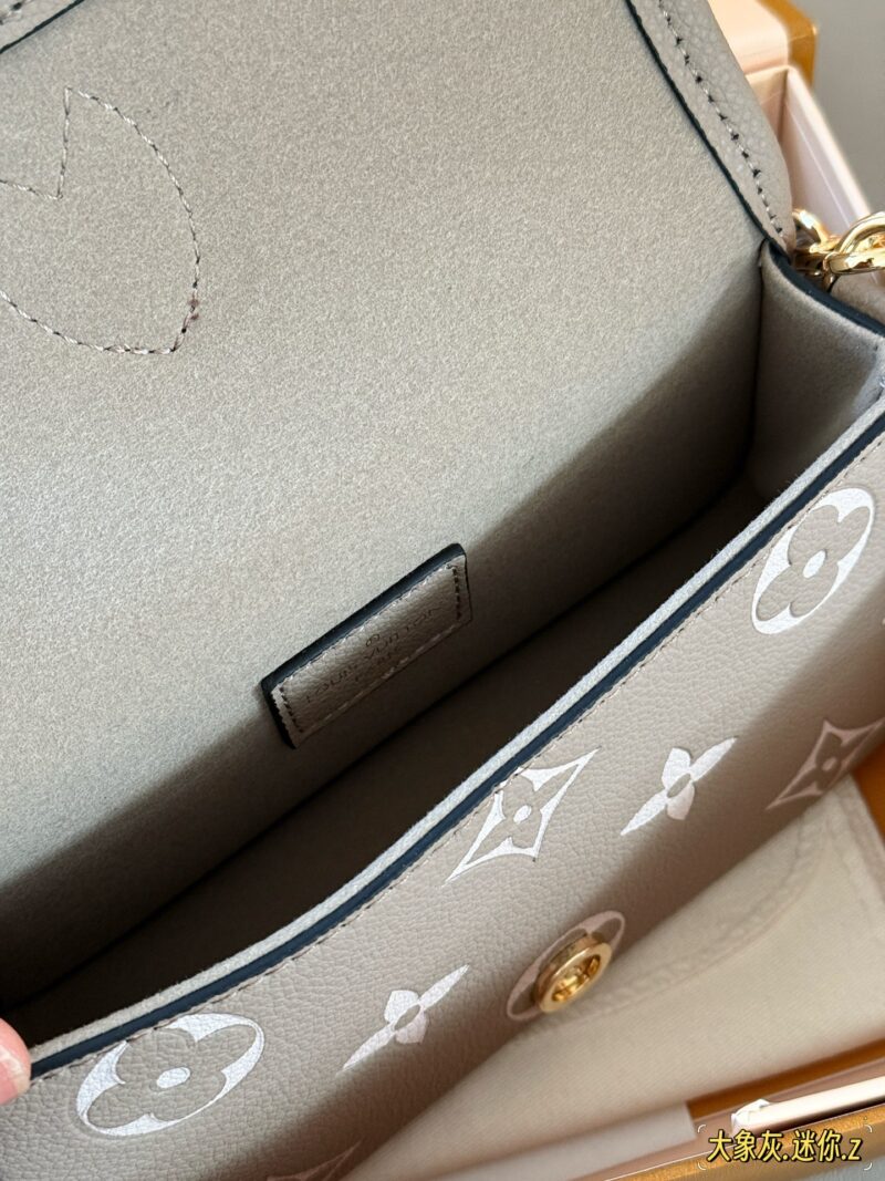 05b62f9f19.jpg 235 box upgrade version
size:19*11cm
L Family Diane Stick
Nano size has arrived
I can't believe it!
Elephant Grey Nano, Mini Cute~