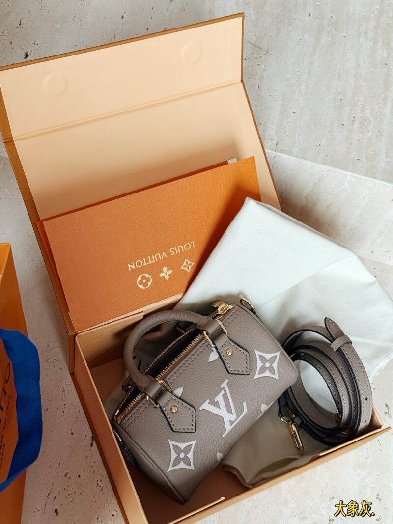 05c0b37422.jpg 205 box
Size: 16 * 10cm (mini)
L Home Speedy Nano Elephant Grey
Experience the joy of Nano together~
Carrying a small bag, I really love it, love it~
Search: Lv nano