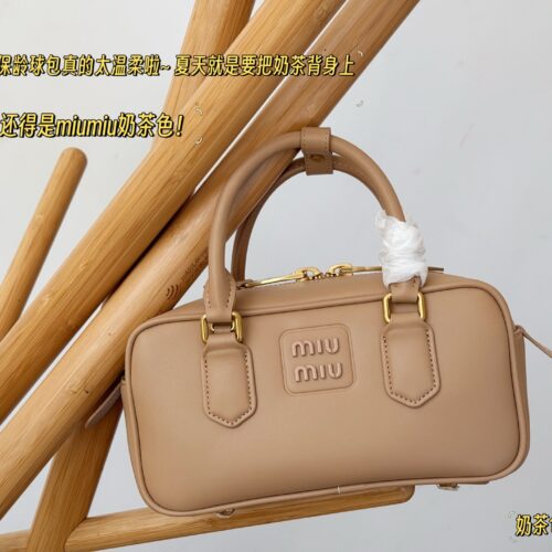 250 255 Upgraded Edition Box
Size: 23x11cm (small)
28.5 * 4cm (large)
Miumiu bowling/briefcase/
The sweetness of the bag is just right!
It's hard not to love!
Can be carried by hand or slung diagonally
It's definitely not a small waste bag! Full cap...