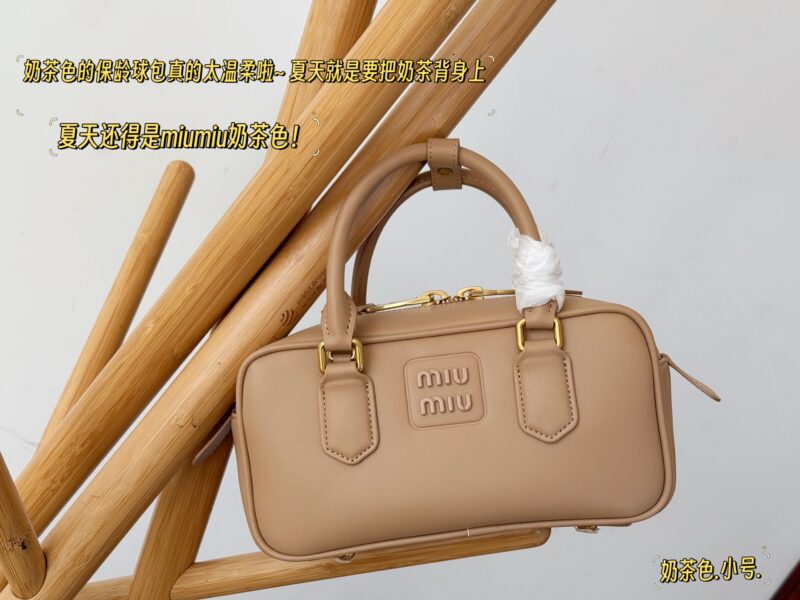 05c6e00ad3.jpg 250 255 Upgraded Edition Box
Size: 23x11cm (small)
28.5 * 4cm (large)
Miumiu bowling/briefcase/
The sweetness of the bag is just right!
It's hard not to love!
Can be carried by hand or slung diagonally
It's definitely not a small waste bag! Full cap...