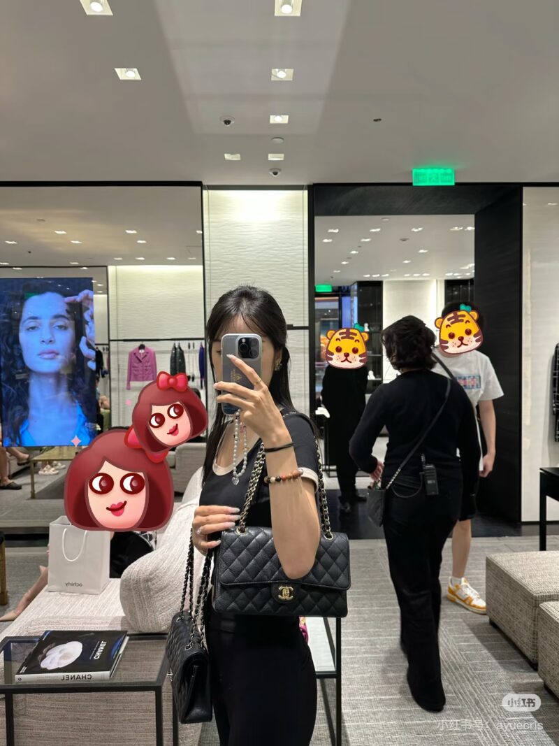 Classic timeless Chanel black gold CF
A classic never goes out of style! Chanel Black Gold Cf!
The evergreen tree in the fashion industry is undoubtedly the Chanel Cf series! The classic black and gold color scheme is Chanel's iconic design, which ca...