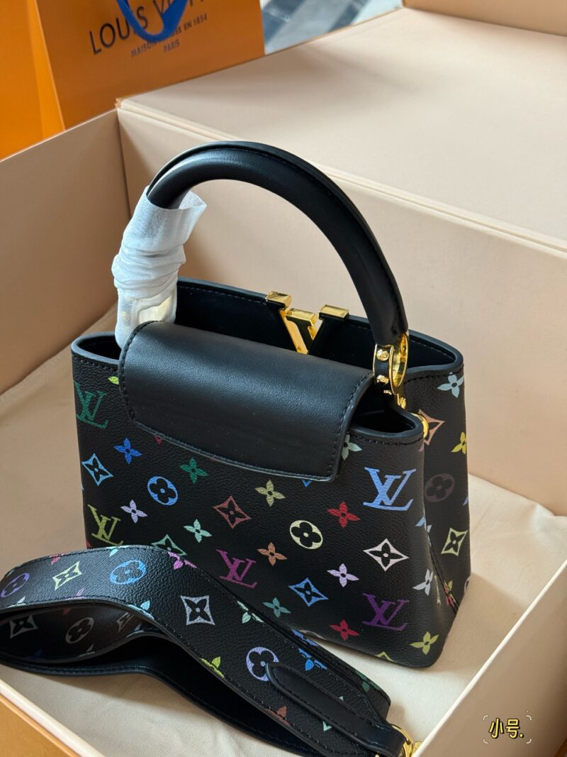 05d8909fde.jpg 215225 with box
Size: 22 * 13cm (new horizontal version)
28*17cm
L Capucines handbag
Full grain Taurillon cowhide cutting
It feels low-key but has a luxurious texture!!
classic! classic!