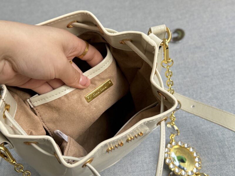 05fa9bb525.jpg 205 Tian Di Gai
size:17×21
MIU MIU Water Diamond Chain Bucket Bag
Miumiu new bucket bag, elegant women's daily preferred choice
Cute and loving little bucket