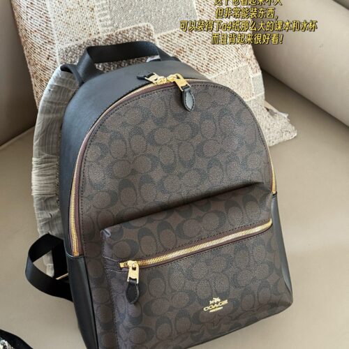Highly recommended for the May Day holiday
240 without box
size：30*40cm
C Family Backpack
Fashionable and atmospheric design,
It doesn't look big, but it can hold things very well,
I can usually fit textbooks and documents as big as A4 paper
It loo...