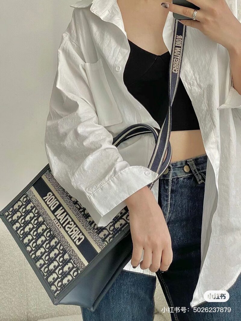 Early spring shoulder strap tote