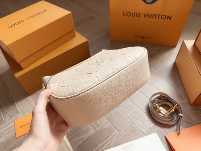 062a38e8d0.jpg 235 box
size:23*12cm
L Home Bagatelle Leather Underarm Bag
The armpit and back look great!
The crossbody bag is also beautiful!
The more you look at it, the more durable the bag becomes!
Grandma's Upper Body Effect
Love to the point of bursting!
Se...