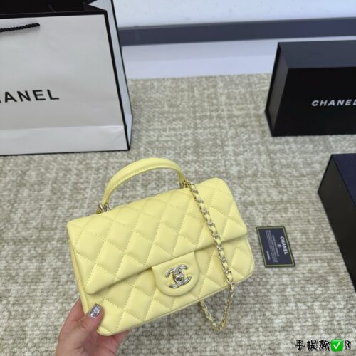 (Folding box) ??）
Chanel | 22B CF Handle Mini Unboxing Whose Immortal Is Sa Offering Bag Again, Oh~It's Mine Hahaha, I Super Love CF Handle Can Be Handheld or Crossed 20 * 10cm