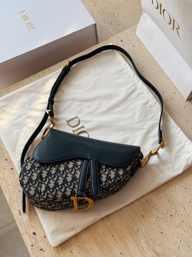 320 boxes (presbyopia)
Size: 25cm (top width) * 20cm high
D's new product is here
Retro Oblique Blue is so beautiful!
The shoulder strap can be adjusted in a wide range!
Underarm crossbody
