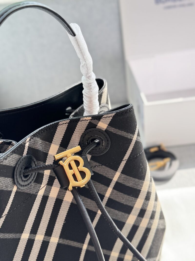 200 fold box
size：26×26
Burberry plaid bucket bag, single shoulder handbag
B's one of the few bags with both design and sophistication
Can be carried by hand or slung diagonally
Various styles can be mastered and super versatile~
Compared to other...