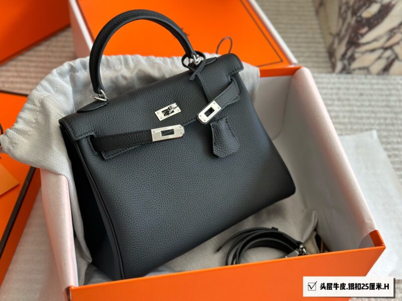 Full set packaging of top layer cowhide
Classic is Eternal 00 Hermes Kelly 25
Hermes Kelly 25 layer cowhide
The perfect fusion of black and gold, not only classic and versatile
It also reveals a low-key sense of luxury
Togo leather is soft and delica...