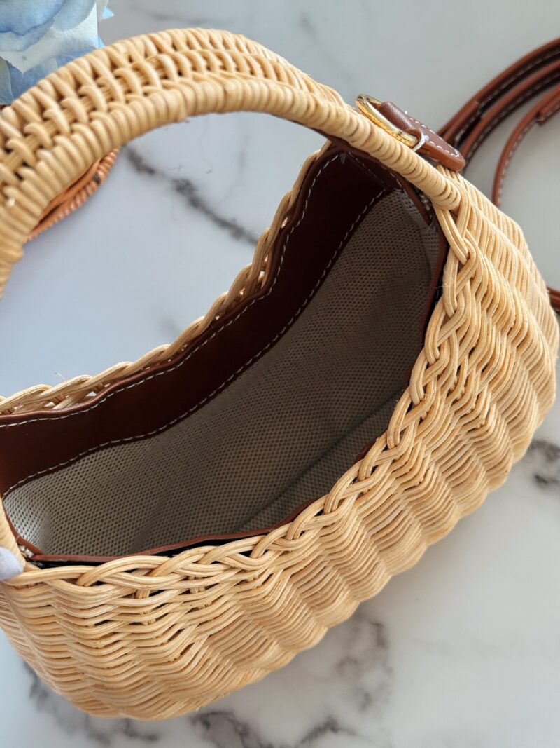 210 box
size：22*12cm
Miumiu Summer Limited Edition|
New woven vegetable basket
A chaotic hobo bamboo woven bag with a raging fire
The cute cowhide iconic logo becomes a highlight, it's so beautiful