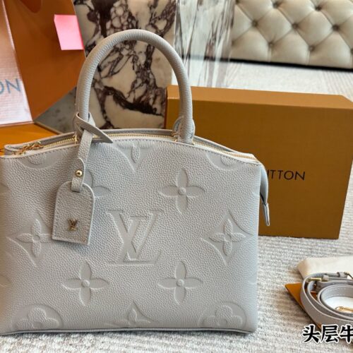 350 cowhide
size：30 22 cm
L Family Classic Handbag
Commonly known as LV dumpling buns,
The most classic bag type!
This bag is durable and convenient, easy to pack and not afraid of wear, it's super worry free to use!