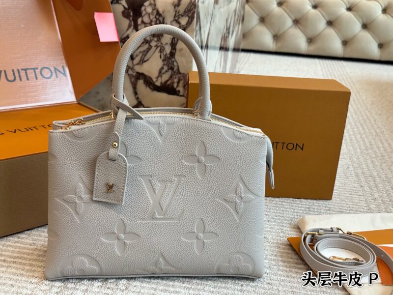069c400fd6.jpg 350 cowhide
size:30 22 cm
L Family Classic Handbag
Commonly known as LV dumpling buns,
The most classic bag type!
This bag is durable and convenient, easy to pack and not afraid of wear, it's super worry free to use!