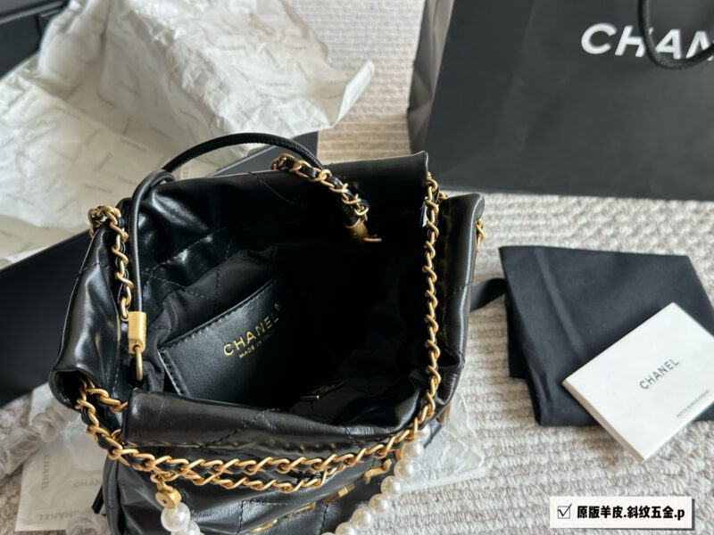 06a73301dc.jpg 295 original sheepskin box
size:20*20cm
Xiaoxiangjia Mini 22bag
The scaled down 22bag looks particularly cute and playful,
The first layer is made of calf leather material,
Soft and lightweight!
Search for garbage bag mini
