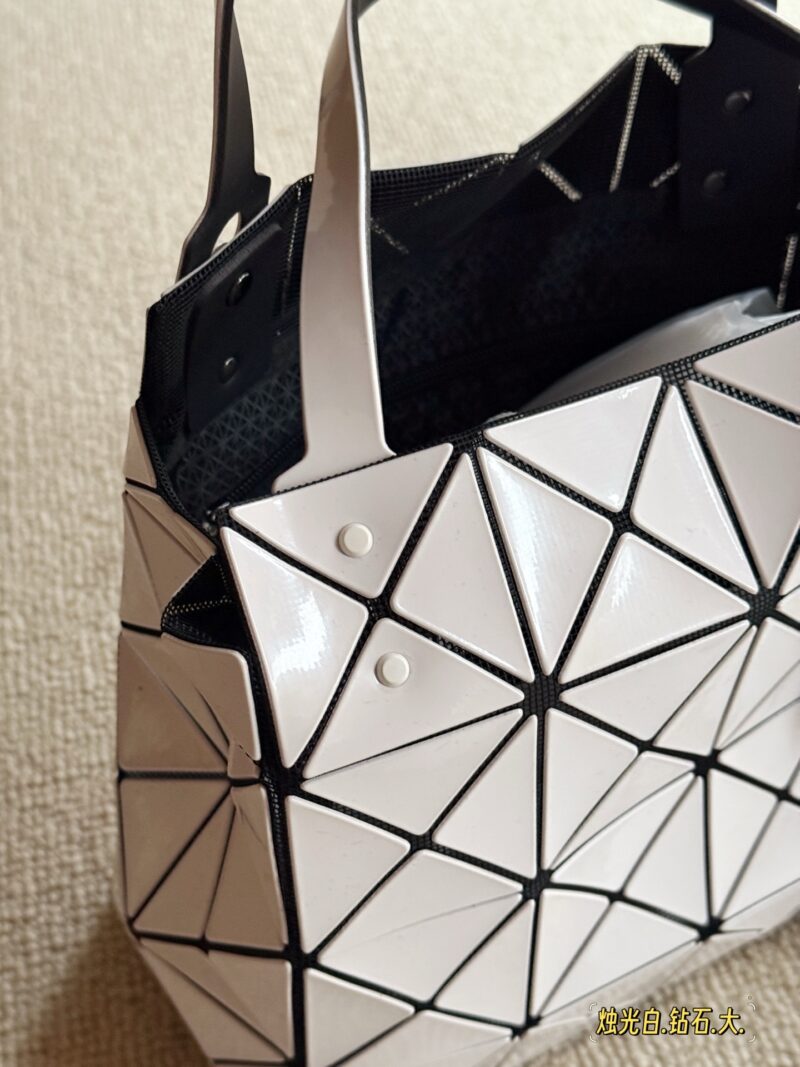 06b349cdf1.jpg 195 no box upgrade
issey miyake BAOBAO
Miyake Life Carat Diamond Series
Size 23 * 23cm
Perfect for summer
Light and convenient, small and fresh~
By folding the side sandwich, the bag body shows a plump appearance.