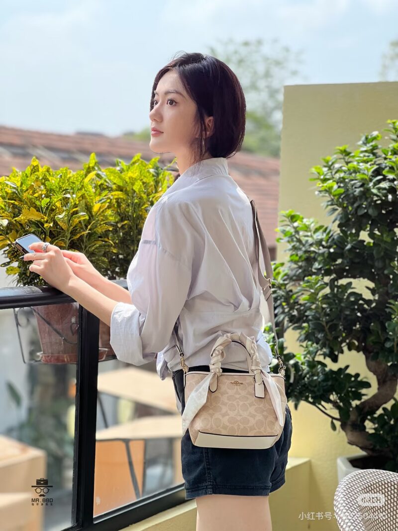 06beafc8eb.jpg Carrying this bag feels like returning to the age of 18
