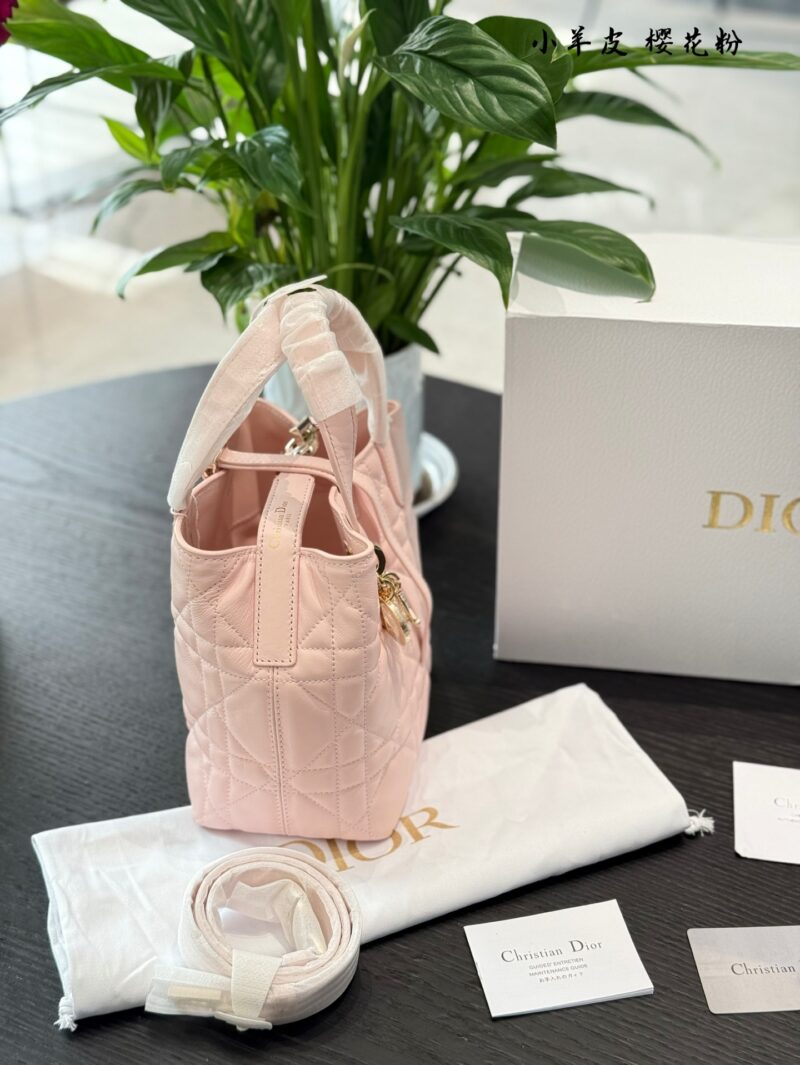 Dior indigenous bag pink p330
No joke, this will be the next hit!
I'm not joking! Zhi Xiu doesn't even joke with you
The hottest Toujours indigenous bag has actually grown taller and even has an extra shoulder strap. Its appearance has skyrocketed, i...