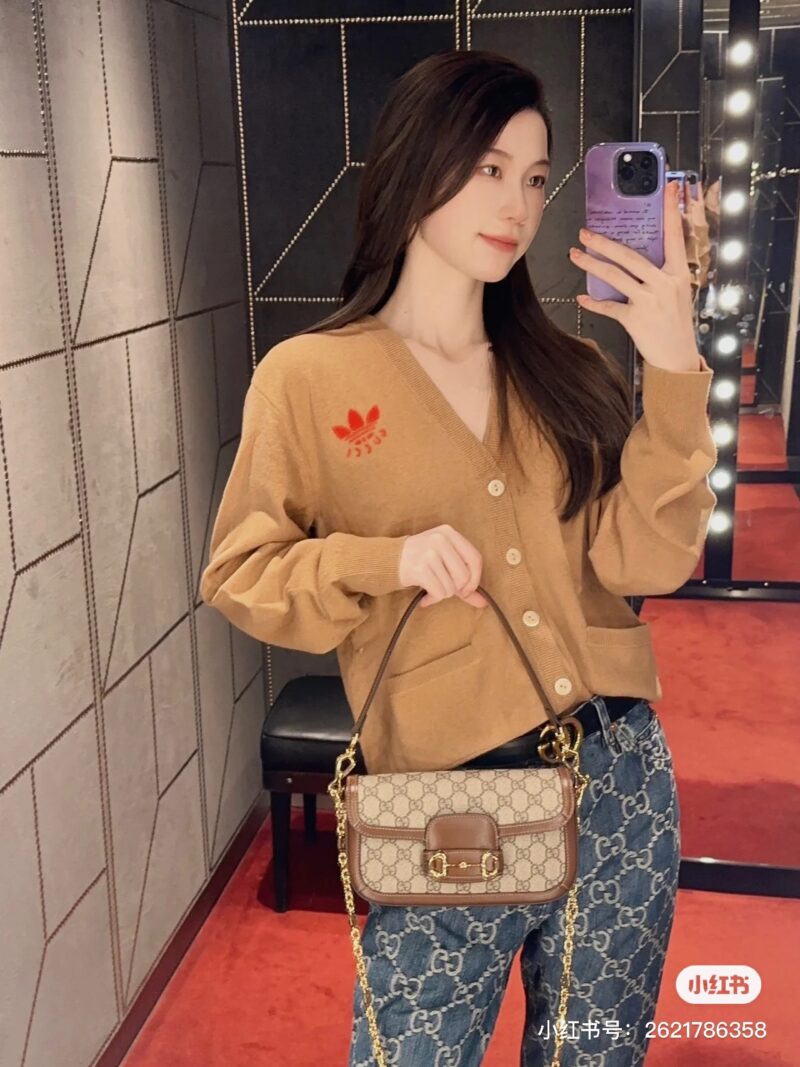 06c39c3010.jpg G Home 1955 New Underarm Bag
G's 1955 new MINI armpit bag, isn't it too beautiful! Two shoulder straps, one leather strap can be used as an underarm bag, and one metal chain can be worn diagonally on one shoulder. #Big Brand Bag # High end Customizat...