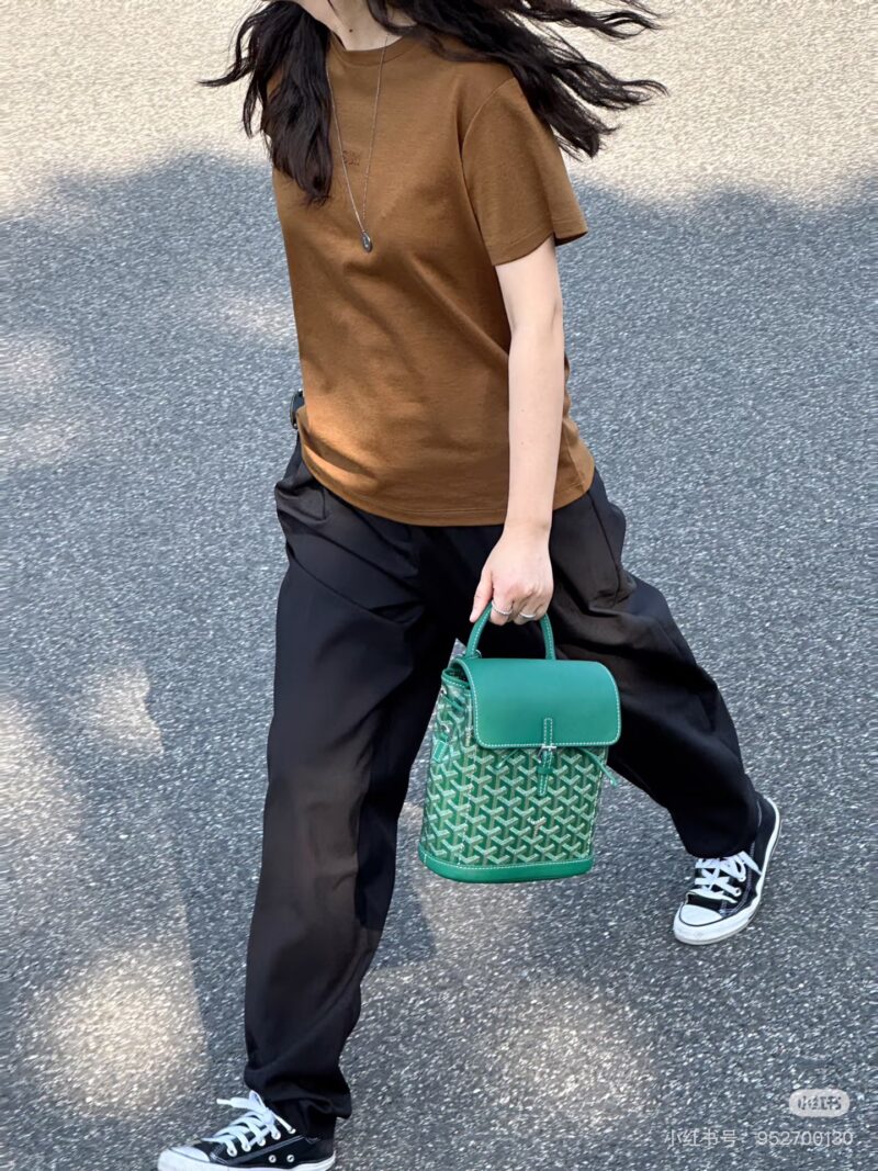 Goya Mini Shoulders
This is a backpack that combines all the advantages of a backpack. Buying this bag is equivalent to having three bags - single shoulder V, double shoulder V, crossbody V
In addition to these three memorization methods, you can als...