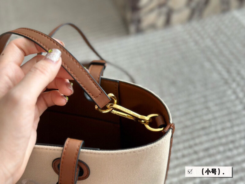 06c92fc9d6.jpg 210 without box
Size: 23 * 22cm (small)
27 * 24cm (medium)
Loewe canvas shopping bag ?
A bag that is easy to pack in physical form
Recently, I have been carrying my back while traveling
Brown leather with rice white canvas, durable and textured
Its...