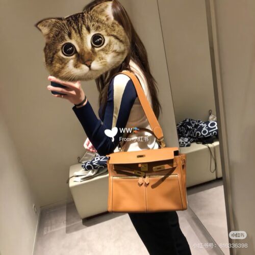Baozi, everyone~
I was looking for this bag before
This Hermes Kelly Lakis, size 28, gold brown with gold buckle, U-shaped engraving, all NEW~