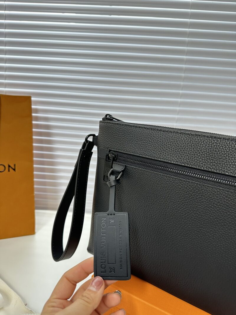 Exclusive real shot of top overseas original order M 69837 all black cowhide with gift box! The all-new LV Aerogram handbag exudes a trendy style with its understated design. The soft and delicate cowhide leather resembles old-fashioned aviation lett...