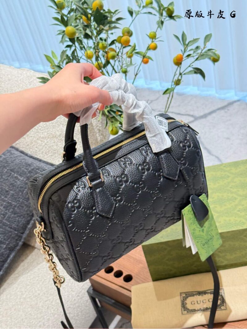 Gucci Boston
Shine brilliantly in the new series. The series reinterprets classic patterns with creative design and innovative features, injecting a touch of timeless fashion into daily styling. The super double G pattern is presented with eye-catchi...