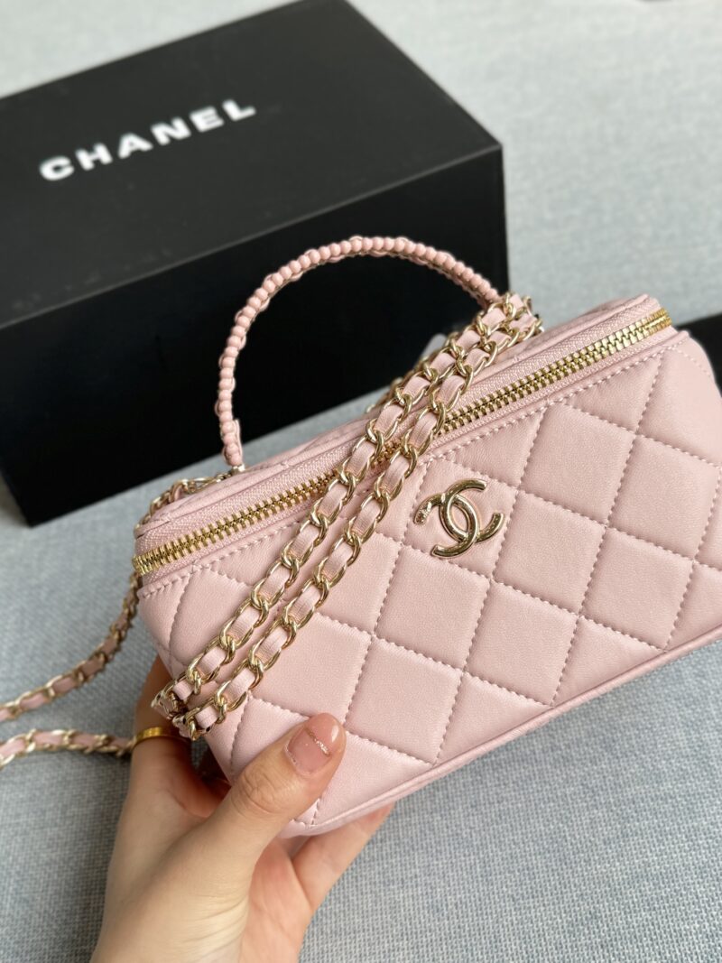 0711fe1bb2.jpg 200 complete gift boxes
size:18×10
CHANEL Knitted Handheld Makeup Bag, Makeup Box, Chain Bag, Single Shoulder Crossbody Bag
Truly super invincible and adorable~
Full of fairy spirit~A must-have for daily purchases, little sister~
Always showcase y...