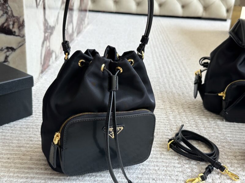 0716deccd0.jpg 175 sets of boxes
size:21 19cm
Prada Hobo Nylon Bucket
Seeing the physical object is truly perfect!
package ??
Designed to be super convenient and comfortable!