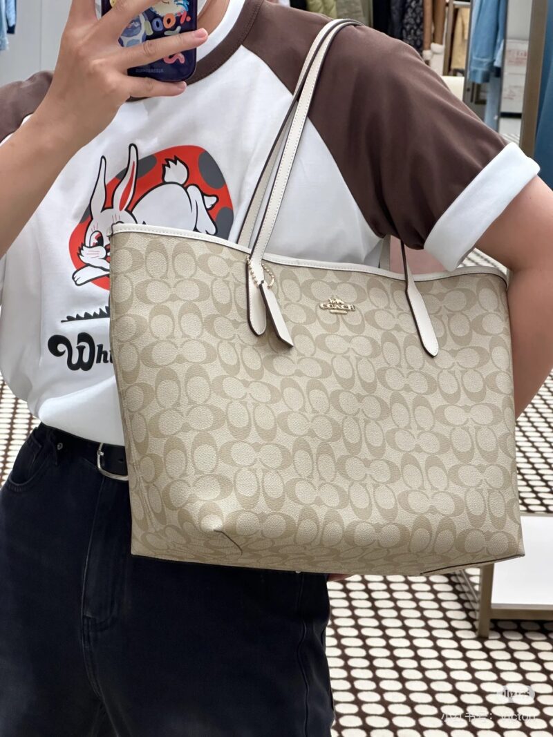 071dba6f7b.jpg Coach's latest version of buckle tote bag! Bag with concealed logo
Simplicity and luxury brands are timeless for ten thousand years! The texture and details are all amazing! Practical, convenient, and versatile. #Coach Tote Bag # Coach