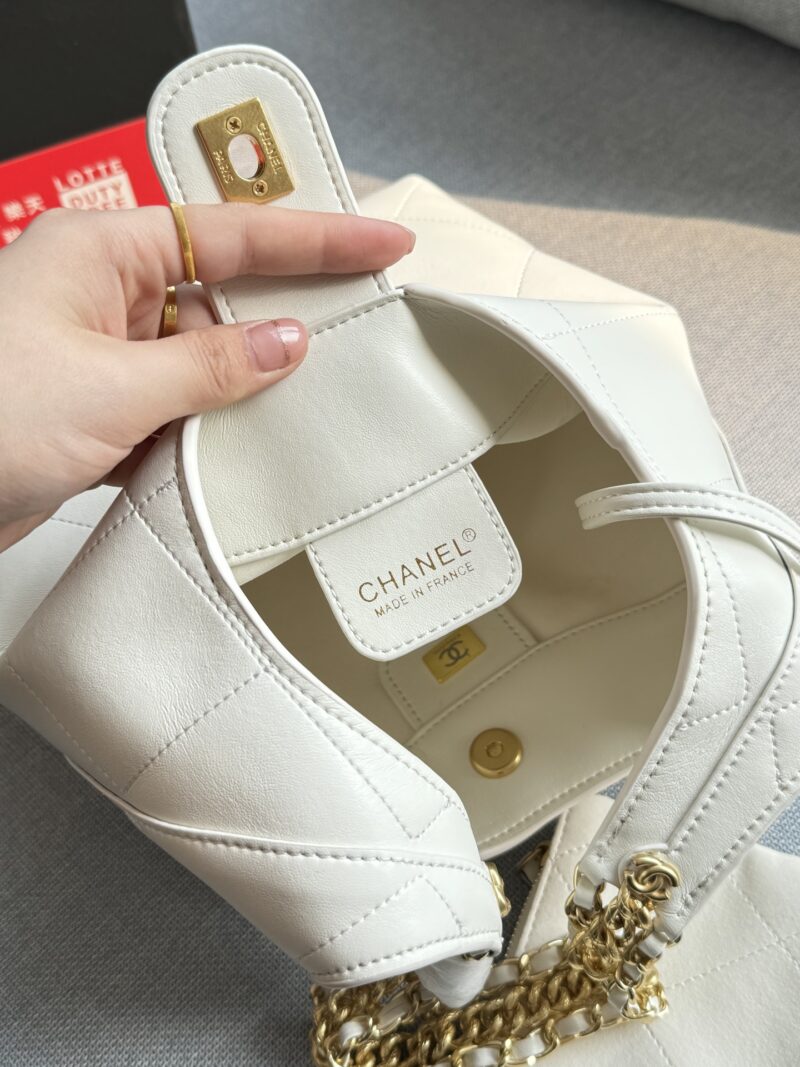 072b42559f.jpg 199 folding box
size:21×21
CHANEL 25P Underarm Bag Chain Bag Crescent Bag Half Moon Bag Handheld Bun Mother Bag
I really like Hobo's bags
It looks like the atmospheric capacity is considerable
The texture is really online
The whole bag is soft and...