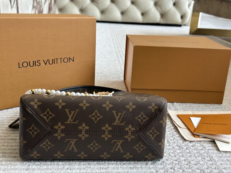 260 gift chains in boxes
LV | April Women's New The Drop Underarm Bag
This new bag feels like time has gone back when worn
It has a strong retro feel, after all, it is a replica of the 2018 model, super durable, and the more you look at it, the bette...