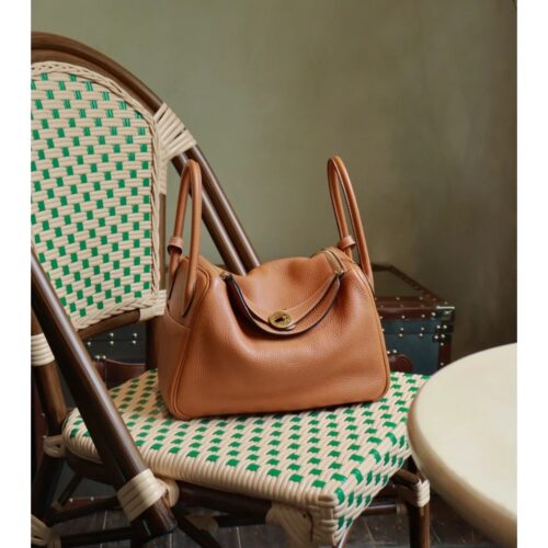 High end feeling full of golden brown Lindy!
One of the gods! The golden brown color is also too stylish. It combines high aesthetics and practicality into a classic Lindy bag! It is definitely one of the must-have bags for girls. Compared to ordinar...