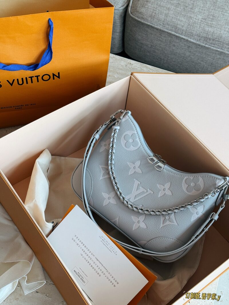 07880ae82f.jpg 235 box high order version
size:29*16cm
L family taro purple horn bun
Under white light, it appears gray and warm. Under warm light, it leans towards purple and is very warm. Oil droplets are gray purple!! Too much love~
Two shoulder straps can be ...