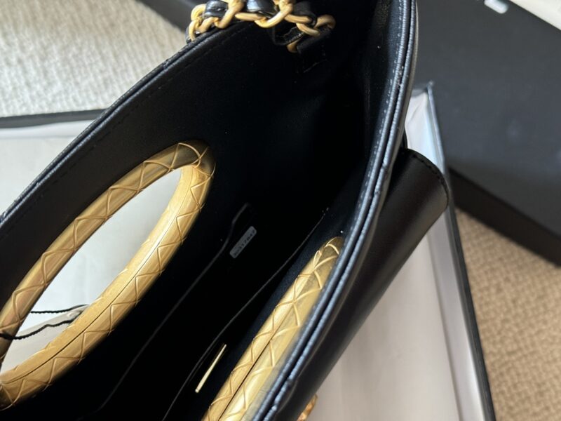 Complete packaging
size：25*17cm
Say goodbye to the dinner bag that can't hold anything,
This is still better!
Xiaoxiangjia 24B Premium Banquet Package
Classic black gold color controller logo
Retro and versatile