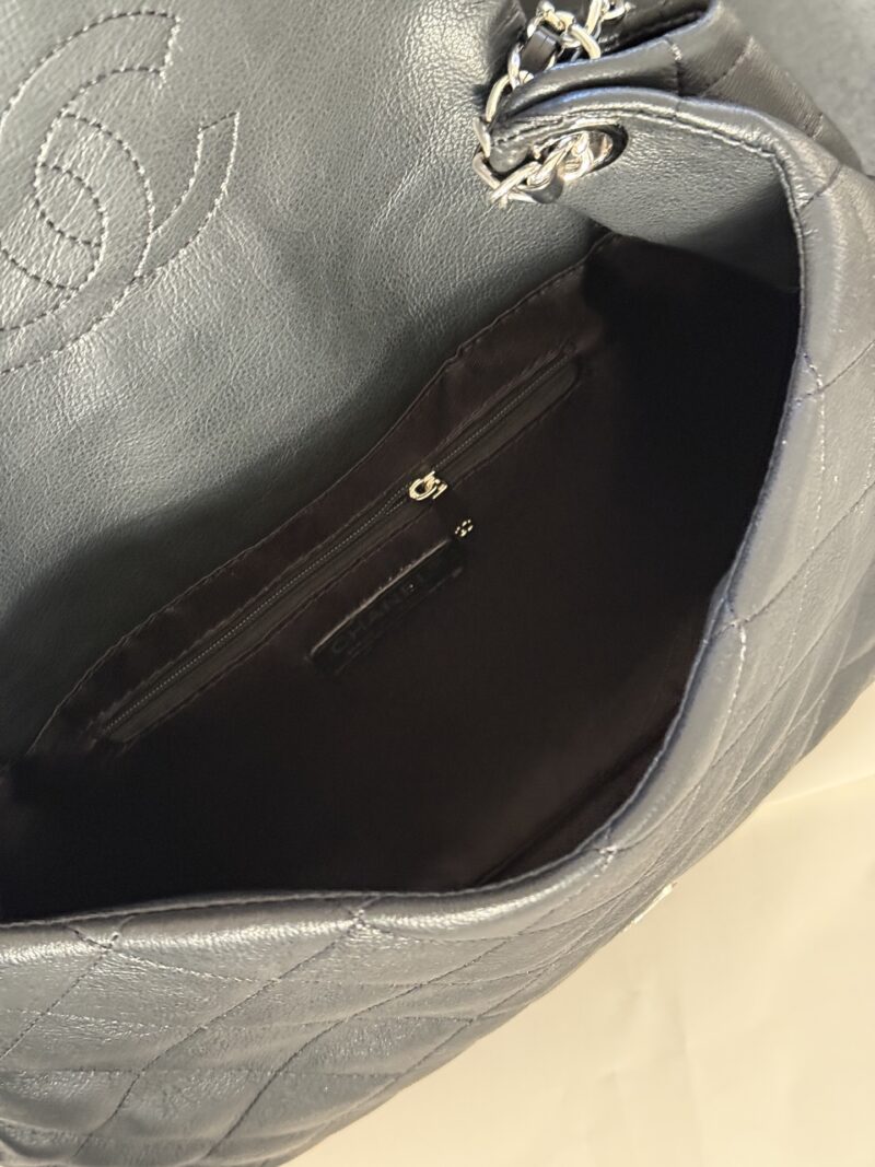 079ded8d8b.jpg 199 boxes
size:27*25cm
The Chanel vintage black and silver wandering bag that I have been longing for has finally been obtained
Xiaoxiang Middle aged Yuanbao Bag
I love this one so much. It's a soft and fluffy one
It is free, casual, lazy, independ...