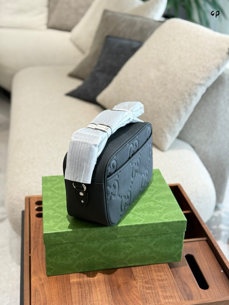 Gucci Leather Embossed Camera Bag P255
JUMBO GG Medium Postman Bag AABY7 1000, Gucci's enduring design incorporates a series of natural colors, presenting new iterations season after season. For Cruise 2024, black enriches the latest leather product ...