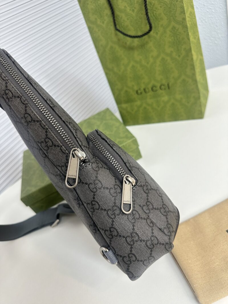 Classic Grey CUCCI Size 18 x 29 Men's Chest Bag
Small and stylish, showcasing a casual yet unrestrained attitude. Intelligent shoulder strap design, suitable for carrying on the left or right shoulder. Design a shape that improves the comfort of carr...