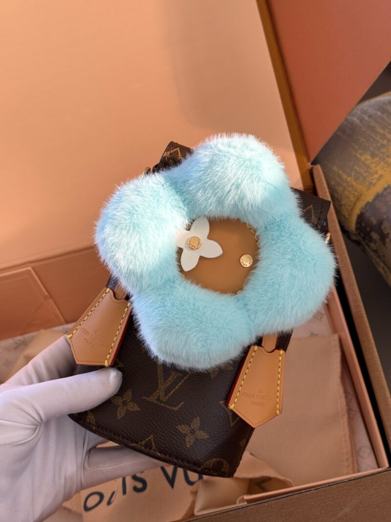 080e37f2e9.jpg 210 box
size:10*18cm
L's limited edition Vivienne phone case is here
Who can refuse the plush Vivienne
Accurately capture your girlish heart
Xiaohuahua has a super good hand feel,
The physical object is super beautiful,
Who hasn't owned it yet? The...