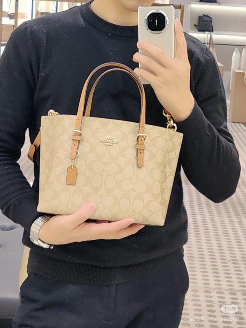 Coach Mollie 25
Open tote bag with two large compartments! Very durable.
Double layered tote bag, the texture is really amazing!!
There is a zipper in the middle that can also hold things, and the shoulder strap is specially designed to be long enoug...