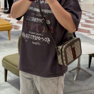 Prada's latest single shoulder crossbody bag has been shipped. It is a high-end luxury original board imported waterproof fabric with cross patterned cowhide, luxurious triangular mark hardware, clear logo, and quality that is absolutely comparable t...